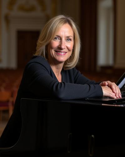 Marie, pianiste concertiste, souriante devant un piano à queue.