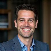 Portrait engageant de Simon G., étudiant en Master MEEF, spécialisé dans l'accompagnement d'adolescents.